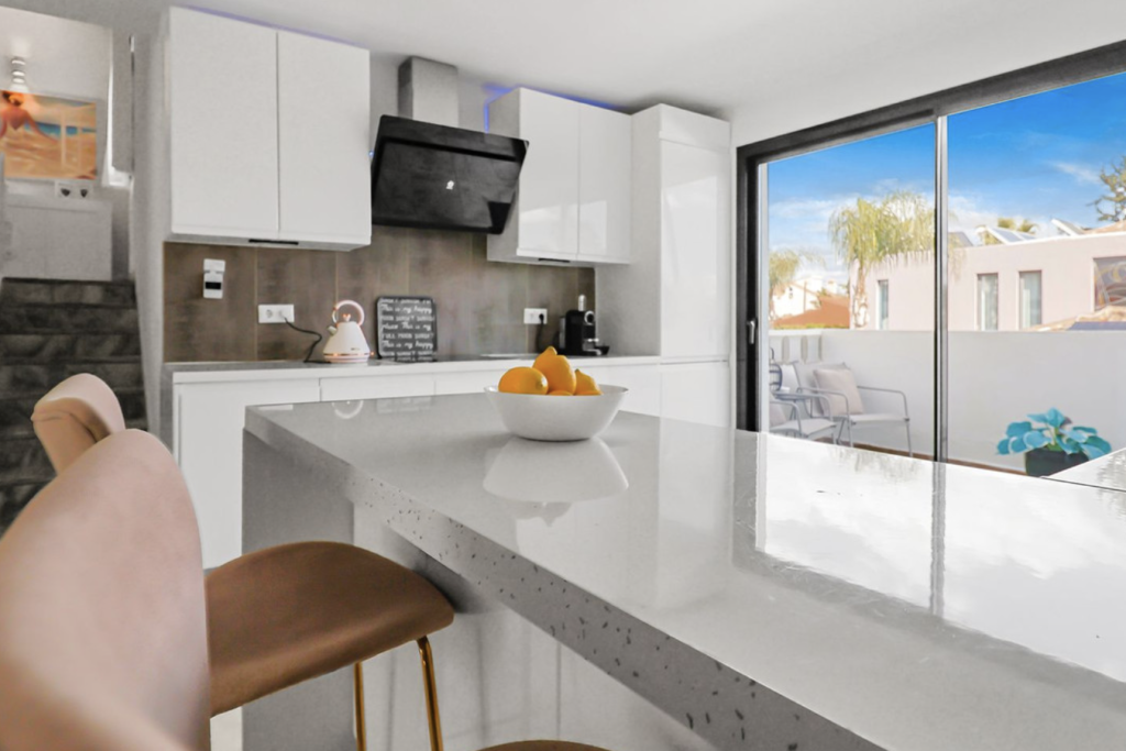 Modern 5-Bed Villa in Costalita
