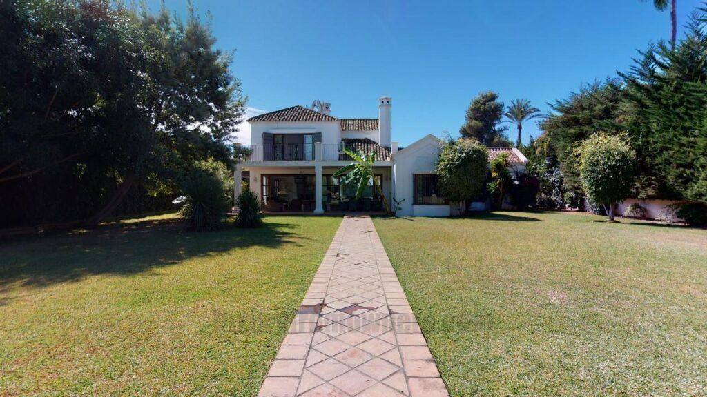 Exclusive Villa by the Sea in Guadalmina Baja · photo 2
