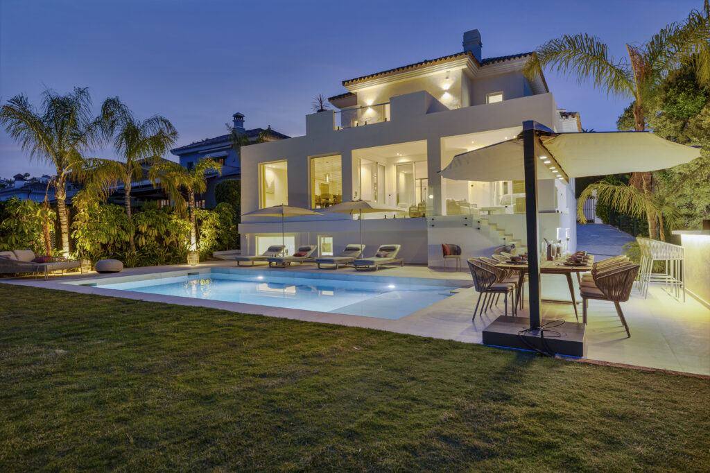 Villa Los Casañeros: Exclusive Golf Course and Sea Views in Benahavís · photo 3