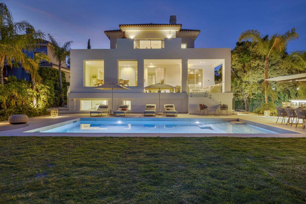 Villa Los Casañeros: Exclusive Golf Course and Sea Views in Benahavís