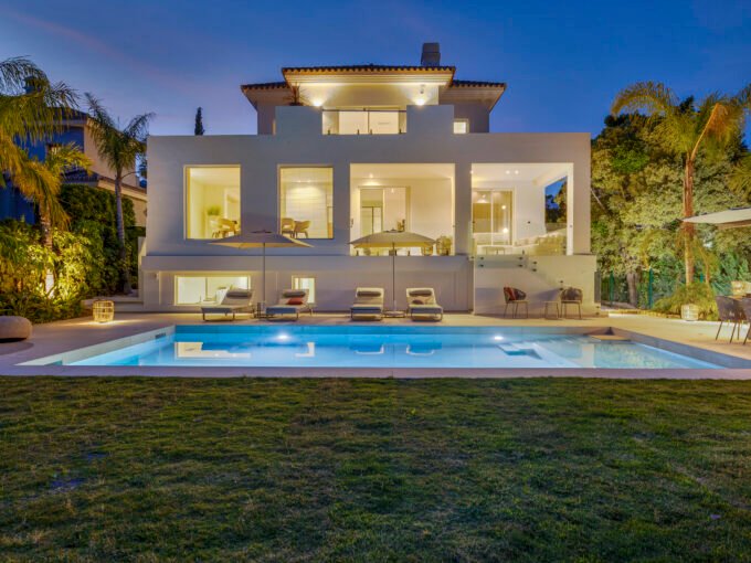 Villa Los Casañeros: Exclusive Golf Course and Sea Views in Benahavís