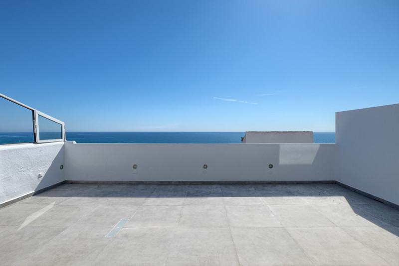 Penthouse 3 bedroom in Estepona Center Guadalobon Beach