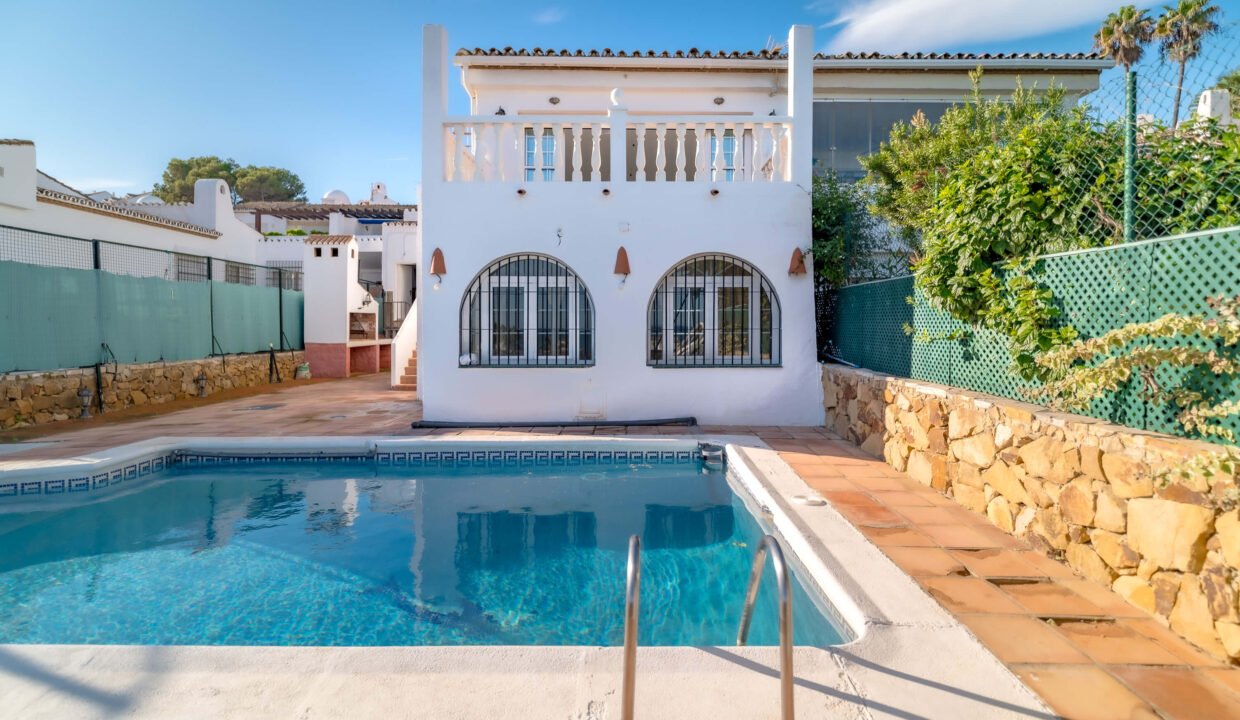 Villa with pool in Port de Duquesa