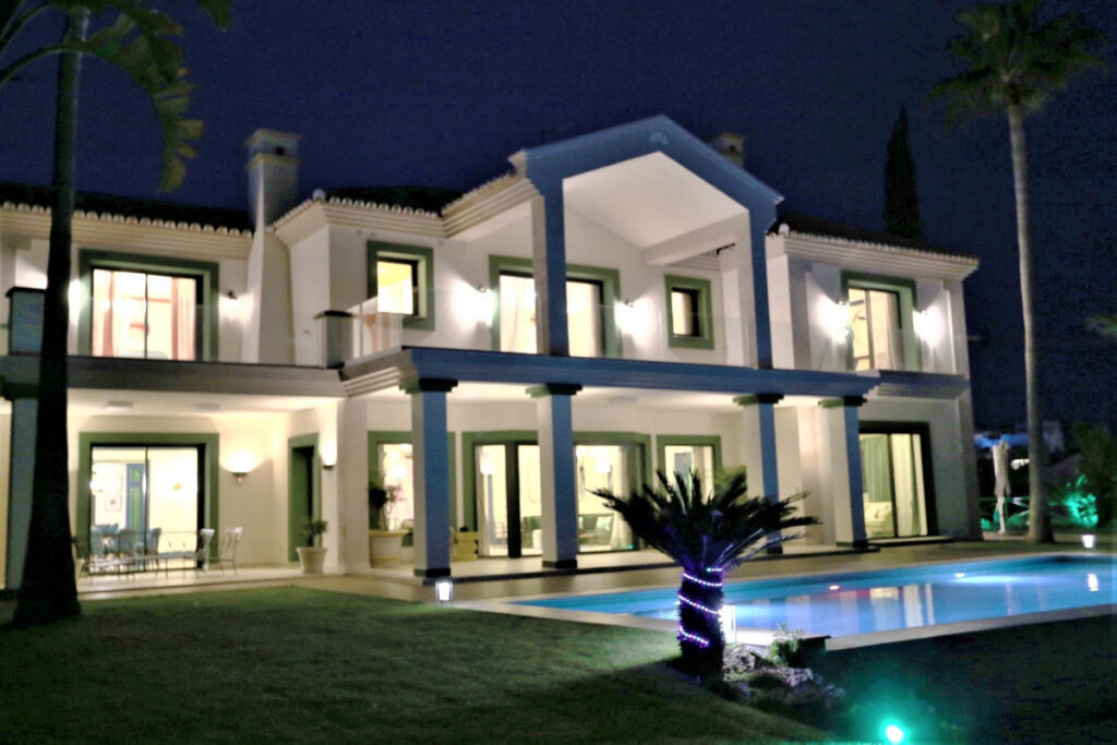 Furnished 5 Bedroom Private Villa with Terrace for Rent in Estepona