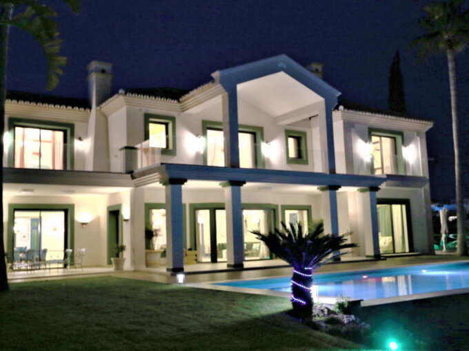 Furnished 5 Bedroom Private Villa with Terrace for Rent in Estepona