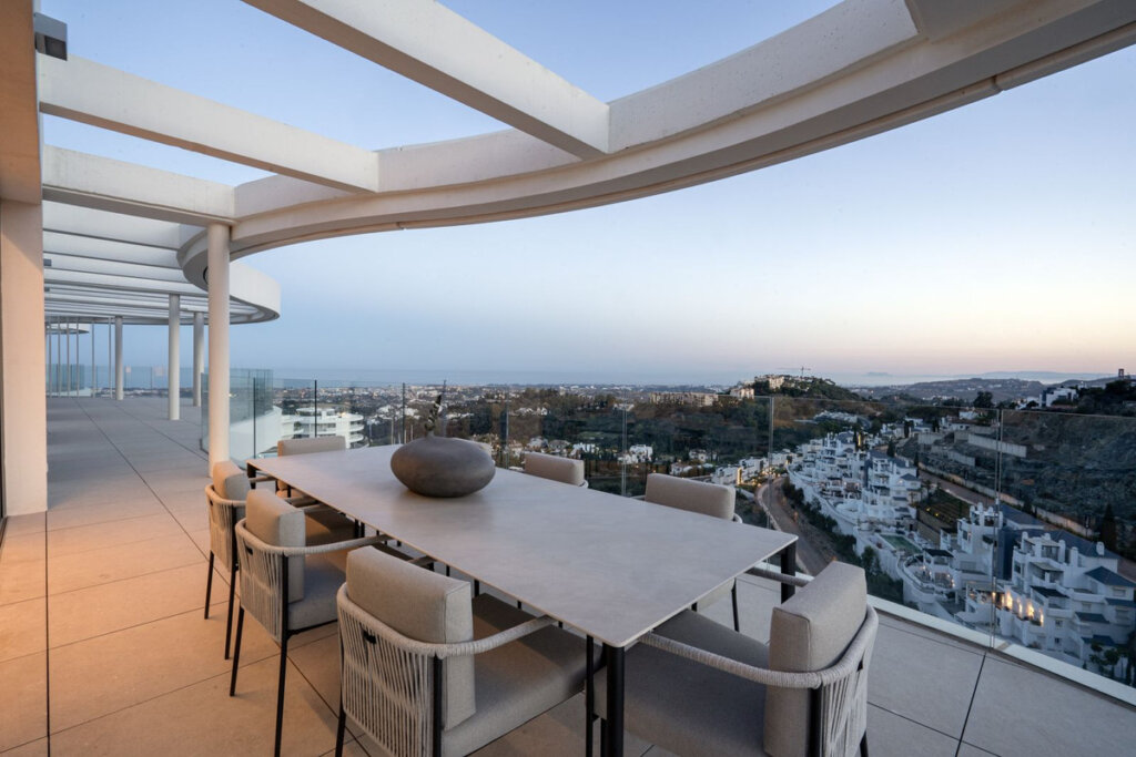 4 Bedroom Apartment with Terrace for Sale in Benahavís