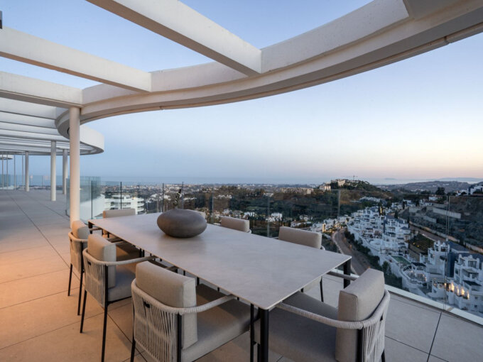 4 Bedroom Apartment with Terrace for Sale in Benahavís