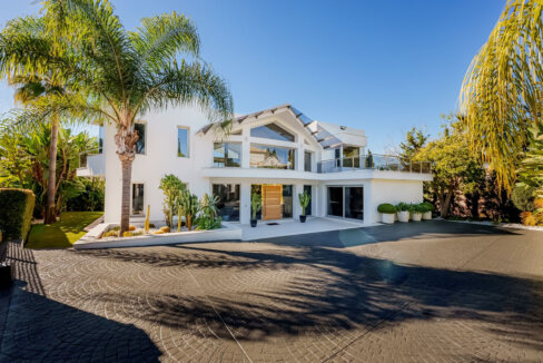 5 Bedroom Private Villa for Sale in Nueva Andalucía, Marbella