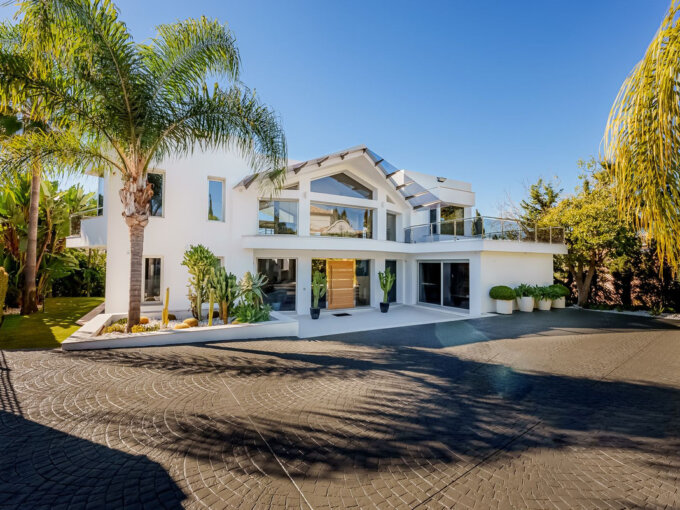 5 Bedroom Private Villa for Sale in Nueva Andalucía, Marbella