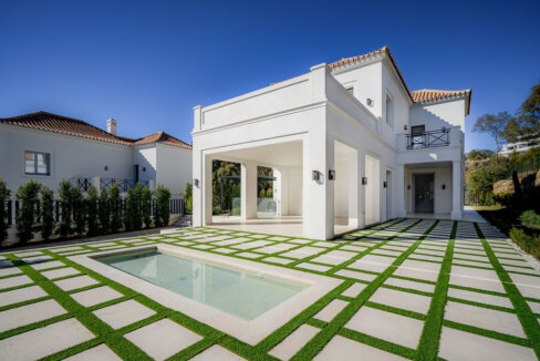 4 Bedroom Private Villa with Terrace for Sale in Nueva Andalucía, Marbella