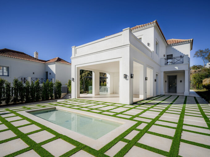 4 Bedroom Private Villa with Terrace for Sale in Nueva Andalucía, Marbella