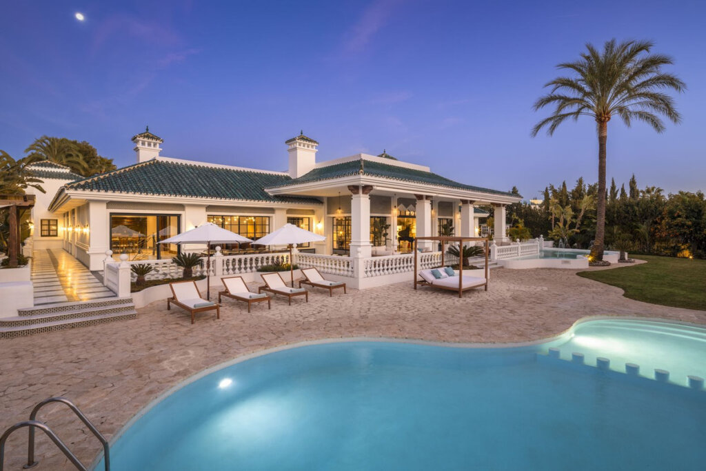 12 Bedroom Private Villa with Terrace for Sale in Nueva Andalucía, Marbella