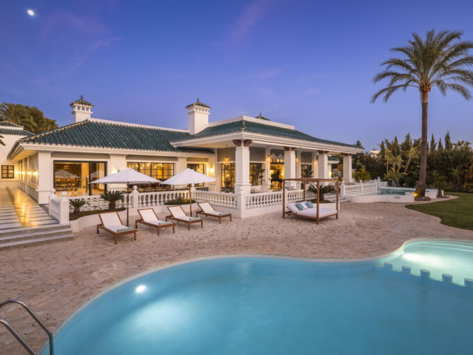 12 Bedroom Private Villa with Terrace for Sale in Nueva Andalucía, Marbella