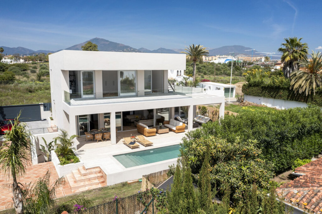 5 Bedroom Private Villa with Terrace for Sale in San Pedro de Alcántara