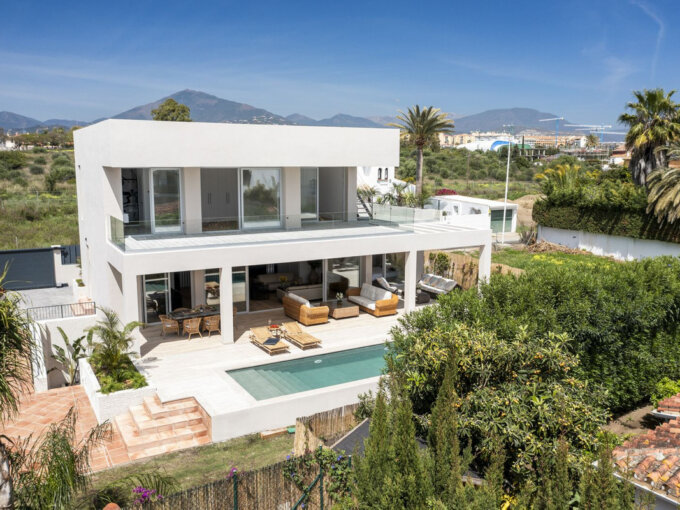 5 Bedroom Private Villa with Terrace for Sale in San Pedro de Alcántara