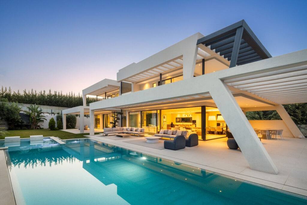 6 Bedroom Private Villa with Terrace for Sale in Nueva Andalucía, Marbella
