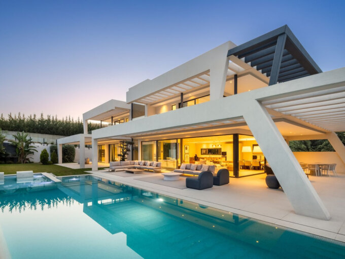 6 Bedroom Private Villa with Terrace for Sale in Nueva Andalucía, Marbella