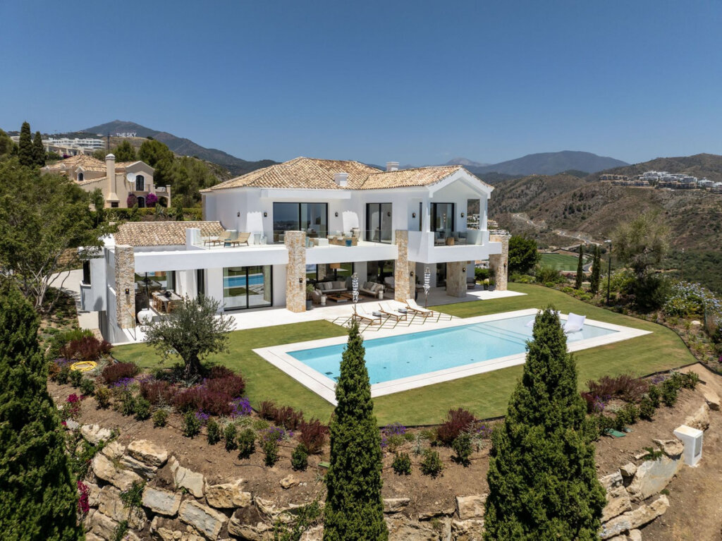 8 Bedroom Private Villa with Terrace for Sale in Benahavís