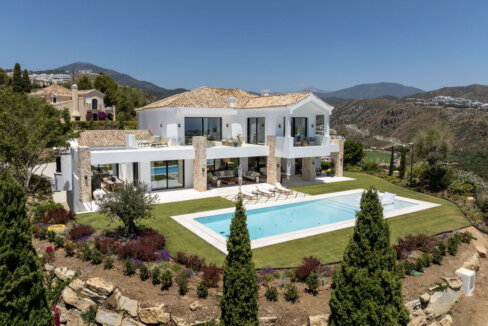8 Bedroom Private Villa with Terrace for Sale in Benahavís