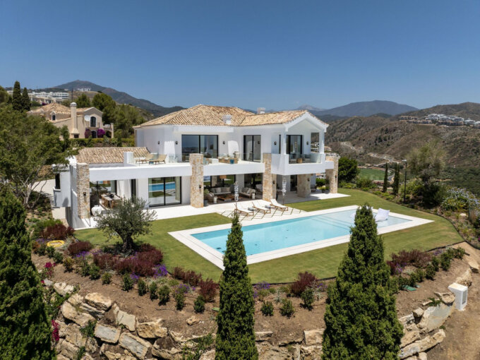8 Bedroom Private Villa with Terrace for Sale in Benahavís