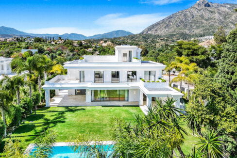 5 Bedroom Private Villa with Terrace for Sale in Milla de Oro, Marbella