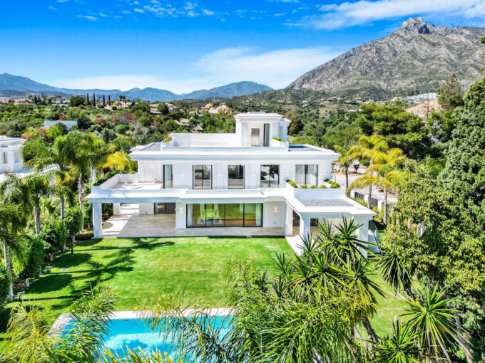 5 Bedroom Private Villa with Terrace for Sale in Milla de Oro, Marbella