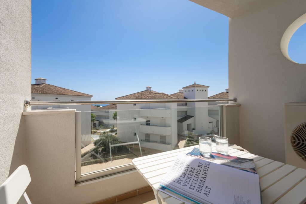2 Bedroom Apartment with Terrace for Rent in Small Oasis, Manilva