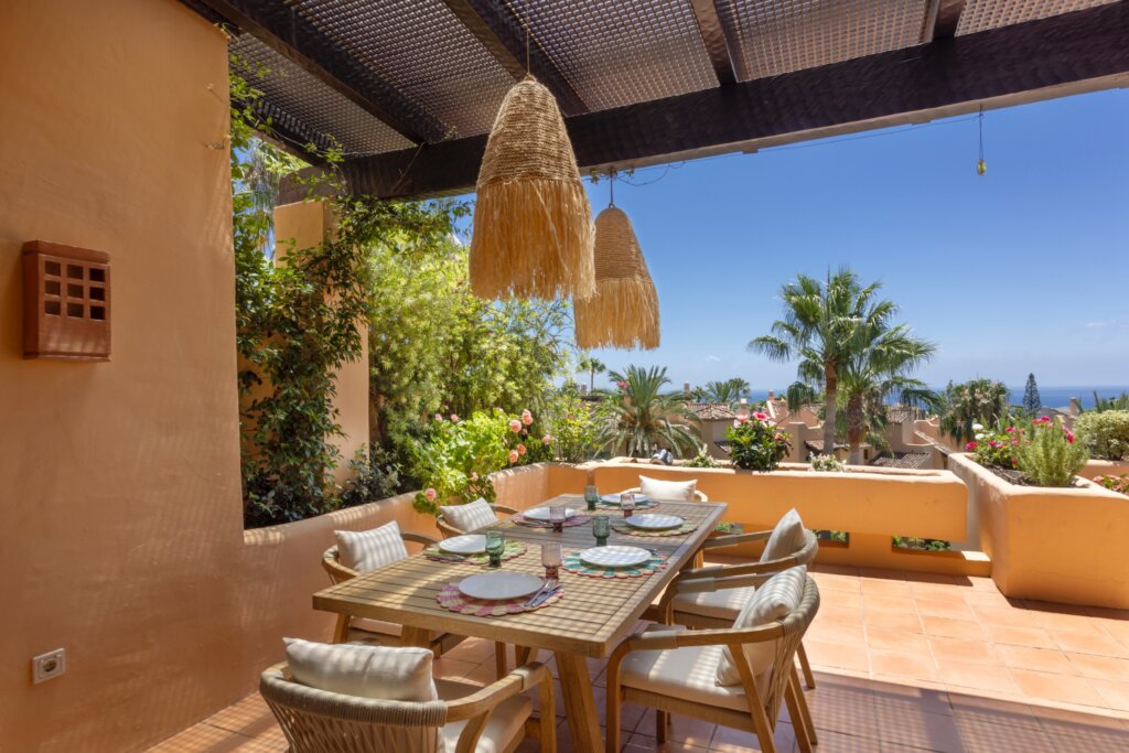 3 Bedroom Apartment with Terrace for Rent in Mansion Club, Milla de Oro, Marbella