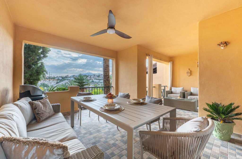 Furnished 2 Bedroom Apartment for Rent in El Paraíso, Estepona