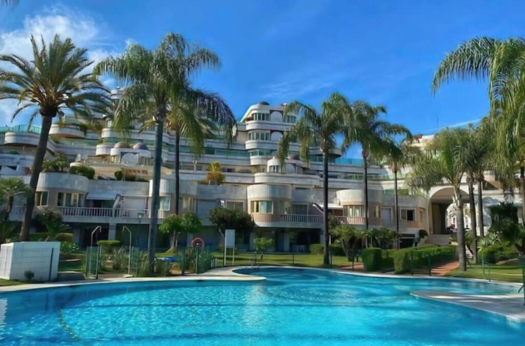 Furnished 5 Bedroom Apartment with Terrace for Rent in Puerto Banús