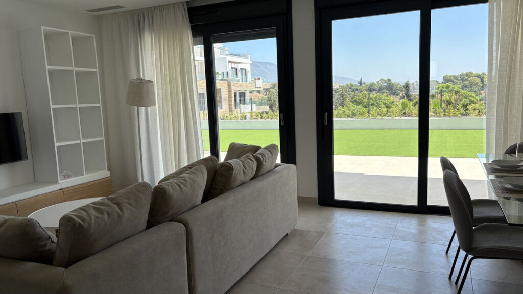Furnished 3 Bedroom Apartment with Terrace for Rent in Atalaya, Estepona