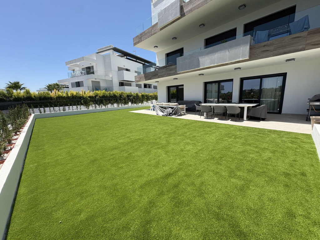 Furnished 3 Bedroom Apartment with Terrace for Rent in Atalaya, Estepona