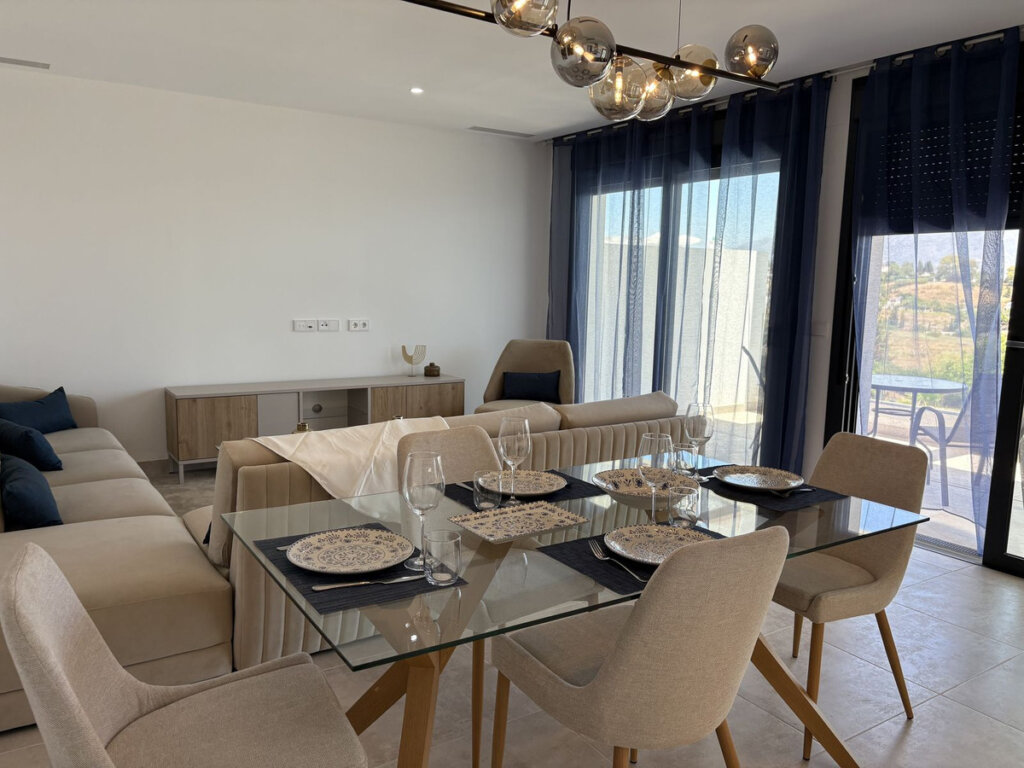 Furnished 2 Bedroom Apartment with Terrace for Rent in Atalaya, Estepona