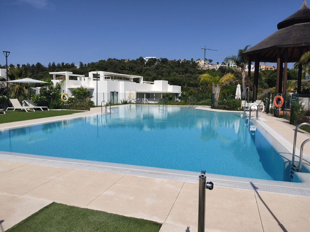 3 Bedroom Apartment with Terrace for Rent in Benahavís