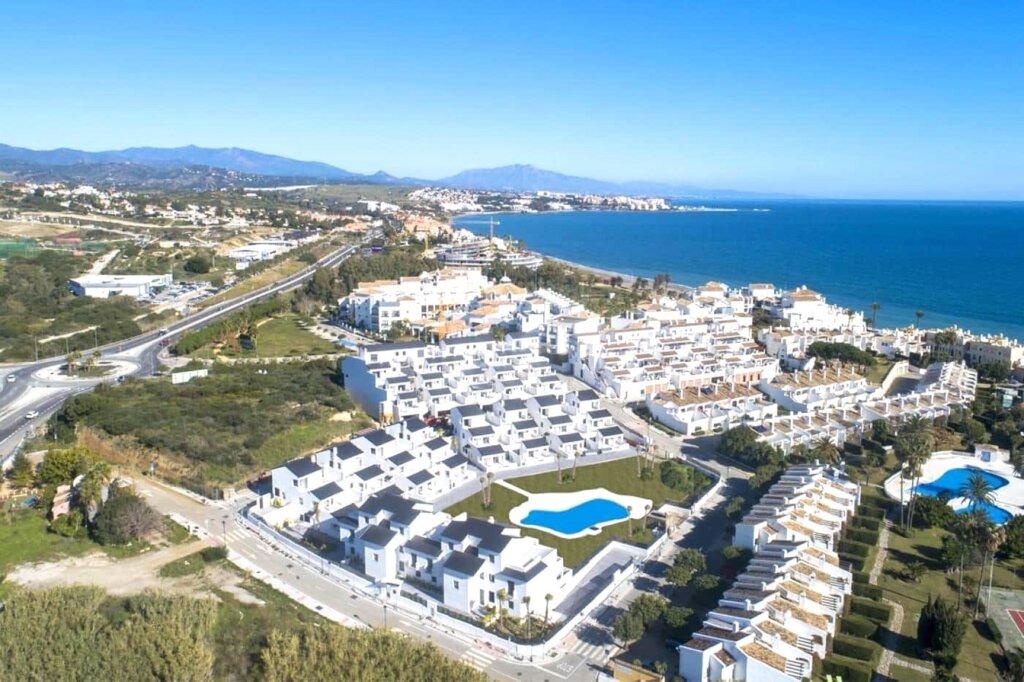 2 Bedroom Apartment with Terrace for Rent in La Alqueria, Estepona