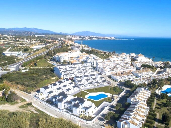 2 Bedroom Apartment with Terrace for Rent in La Alqueria, Estepona