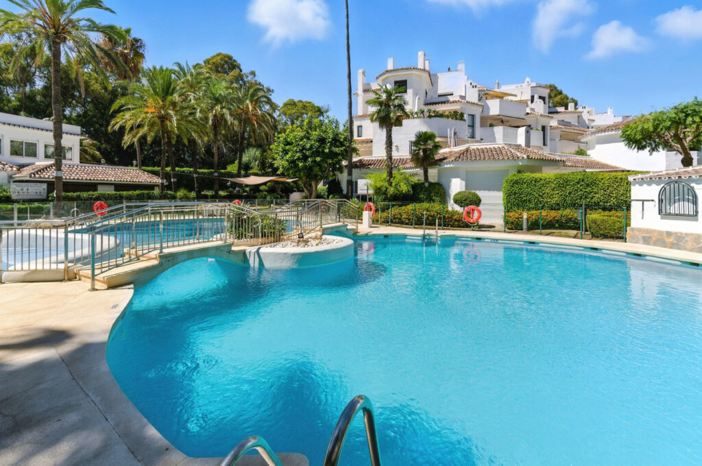 Furnished 4 Bedroom Apartment with Terrace for Rent in Elviria, Marbella