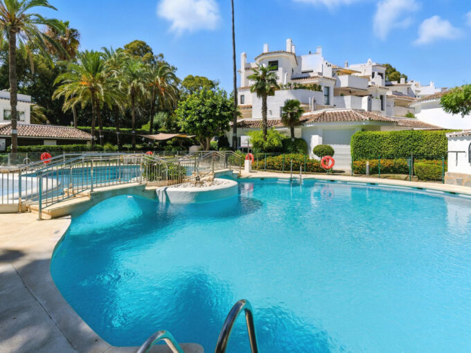 Furnished 4 Bedroom Apartment with Terrace for Rent in Elviria, Marbella