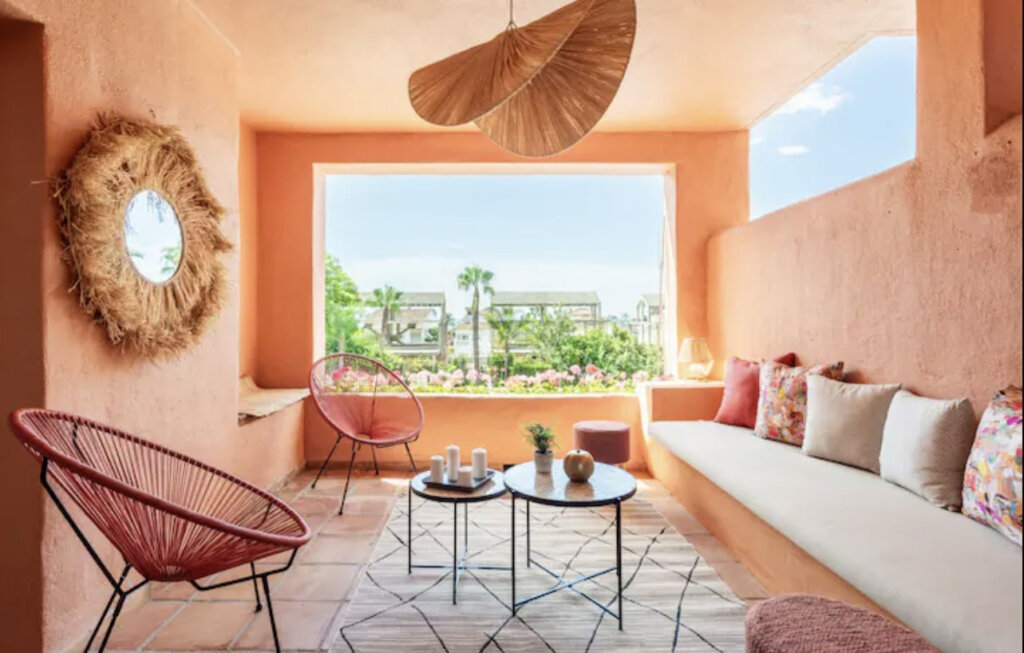 Furnished 2 Bedroom Apartment for Rent in Oasis de Marbella, Milla de Oro, Marbella