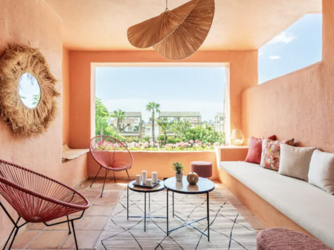 Furnished 2 Bedroom Apartment for Rent in Oasis de Marbella, Milla de Oro, Marbella