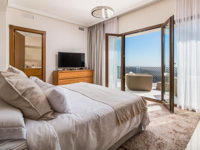 Furnished 6 Bedroom Private Villa for Rent in Benahavis Hills Country Club, Benahavís