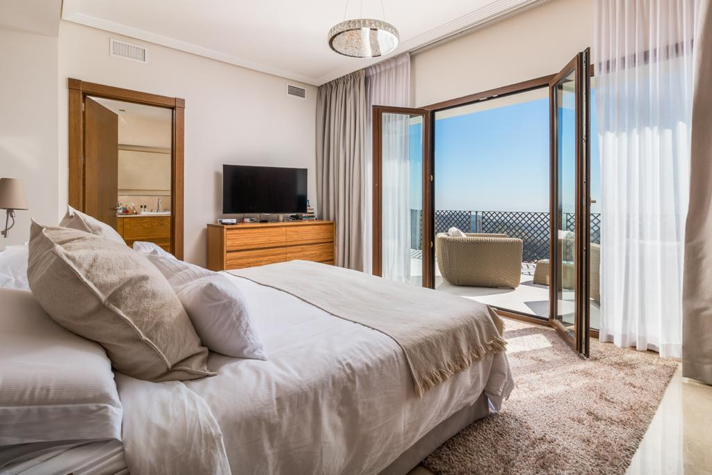 Furnished 6 Bedroom Private Villa for Rent in Benahavis Hills Country Club, Benahavís
