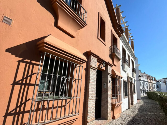 4 Bedroom Private Villa for Rent in El Paraíso, Estepona