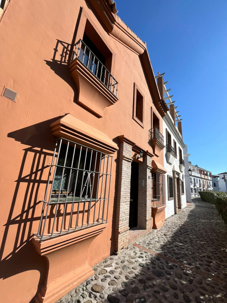 4 Bedroom Private Villa for Rent in El Paraíso, Estepona