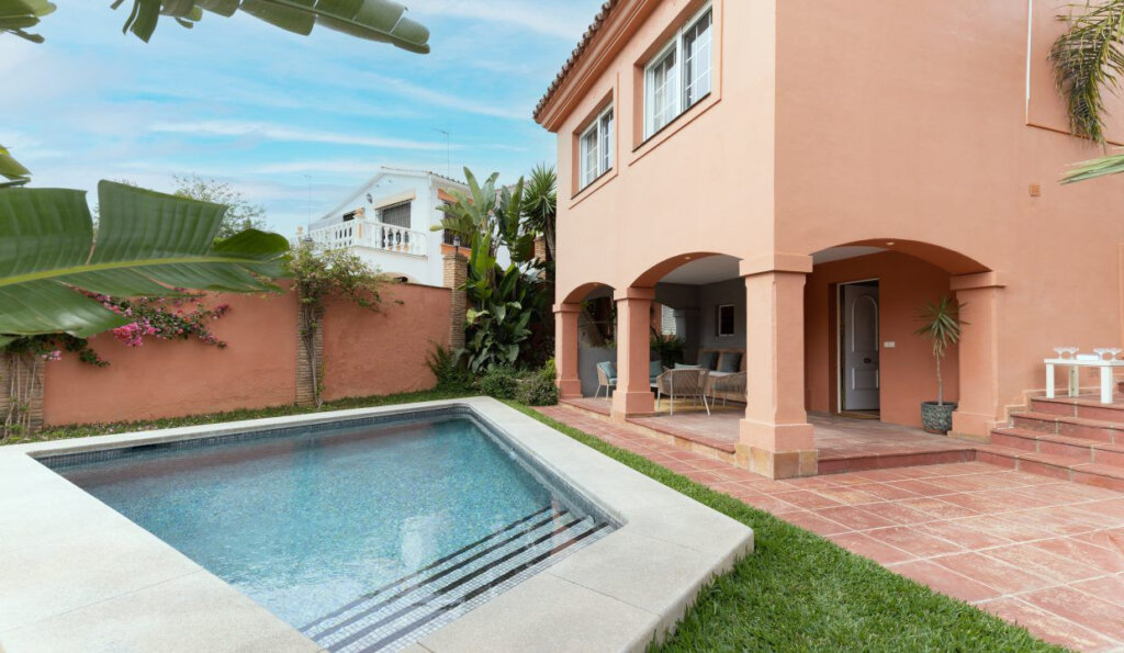 Furnished 4 Bedroom Private Villa for Rent in Nueva Andalucía, Marbella