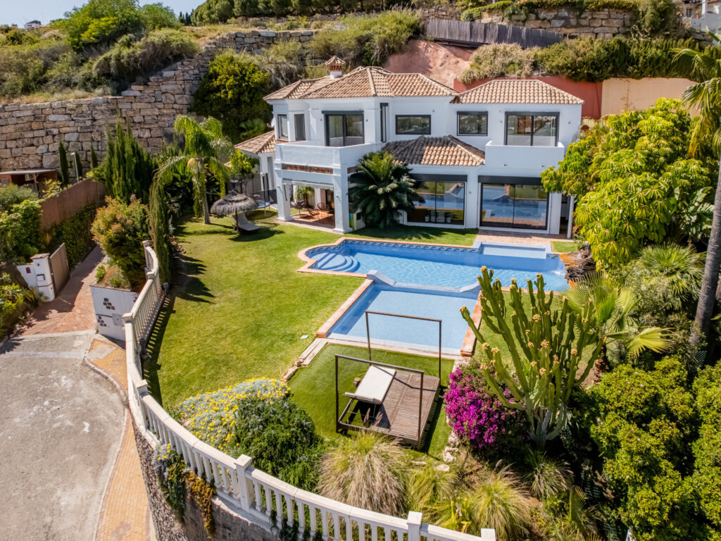 Furnished 5 Bedroom Private Villa for Rent in Puerto del Almendro, Los Almendros, Benahavís