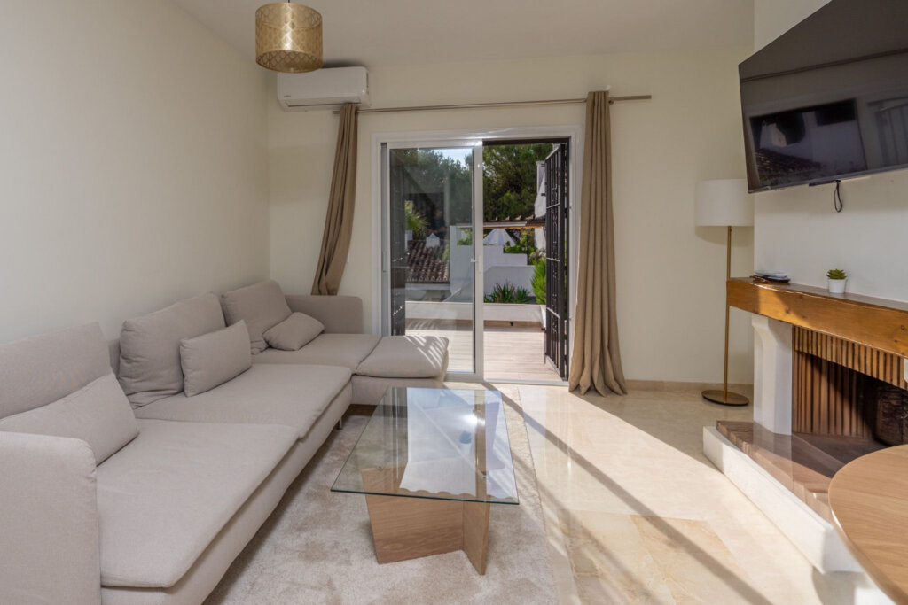 Furnished 2 Bedroom Apartment for Rent in Club Sierra, Milla de Oro, Marbella