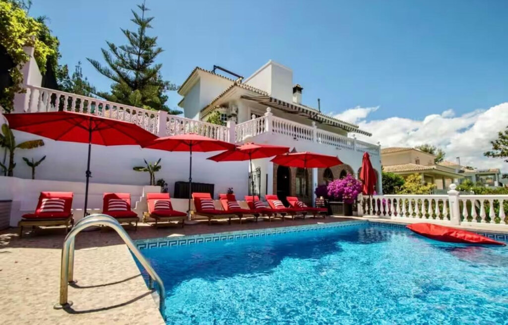 5 Bedroom Private Villa for Rent in Puerto Banús, Marbella