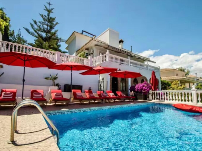 5 Bedroom Private Villa for Rent in Puerto Banús, Marbella