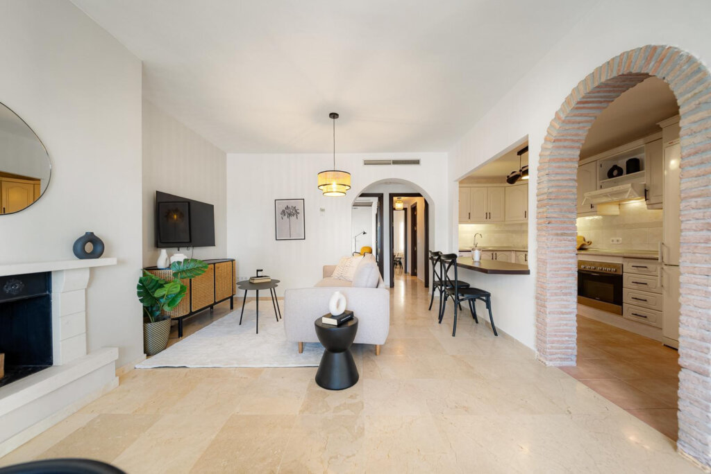 Furnished 2 Bedroom Apartment for Rent in Los Pinos de Aloha, Nueva Andalucía, Marbella